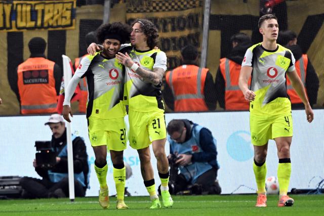 29 November 2025, North Rhine-Westphalia, Leverkusen: Borussia Dortmund's Karim Adeyemi (L) celebrates scoring his side's second goal with teammate Fabio Silva during the German Bundesliga soccer match between Bayer Leverkusen and Borussia Dortmund at BayArena. Photo: Federico Gambarini/dpa - WICHTIGER HINWEIS: Gemäß den Vorgaben der DFL Deutsche Fußball Liga bzw. des DFB Deutscher Fußball-Bund ist es untersagt, in dem Stadion und/oder vom Spiel angefertigte Fotoaufnahmen in Form von Sequenzbildern und/oder videoähnlichen Fotostrecken zu verwerten bzw. verwerten zu lassen.