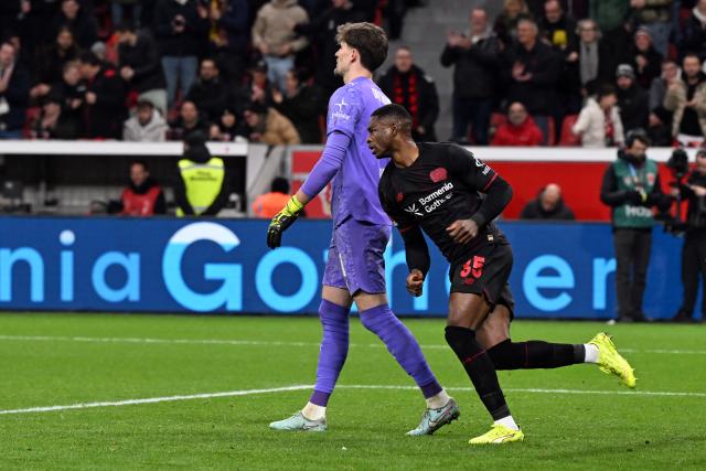 29 November 2025, North Rhine-Westphalia, Leverkusen: Bayer Leverkusen's Christian Kofane (R) celebrates scoring his side's first goal during the German Bundesliga soccer match between Bayer Leverkusen and Borussia Dortmund at BayArena. Photo: Federico Gambarini/dpa - WICHTIGER HINWEIS: Gemäß den Vorgaben der DFL Deutsche Fußball Liga bzw. des DFB Deutscher Fußball-Bund ist es untersagt, in dem Stadion und/oder vom Spiel angefertigte Fotoaufnahmen in Form von Sequenzbildern und/oder videoähnlichen Fotostrecken zu verwerten bzw. verwerten zu lassen.