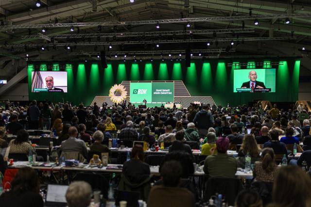 29 November 2025, Lower Saxony, Hanover: Palestinian politician Nasser al-Kidwa (L) and former Israeli Prime Minister Ehud Olmert (R), seen on two screens in the exhibition hall during the federal party conference of of Alliance 90/The Greens. Photo: Michael Matthey/dpa