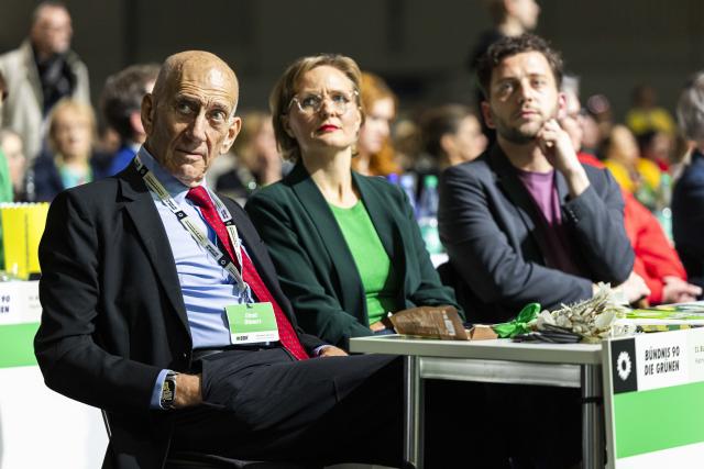 29 November 2025, Lower Saxony, Hanover: Former Israeli Prime Minister Ehud Olmert and federal chairmen of of Alliance 90/The Greens Franziska Brantner (C) and Felix Banaszak (R) attend the federal party conference of of Alliance 90/The Greens. Photo: Michael Matthey/dpa
