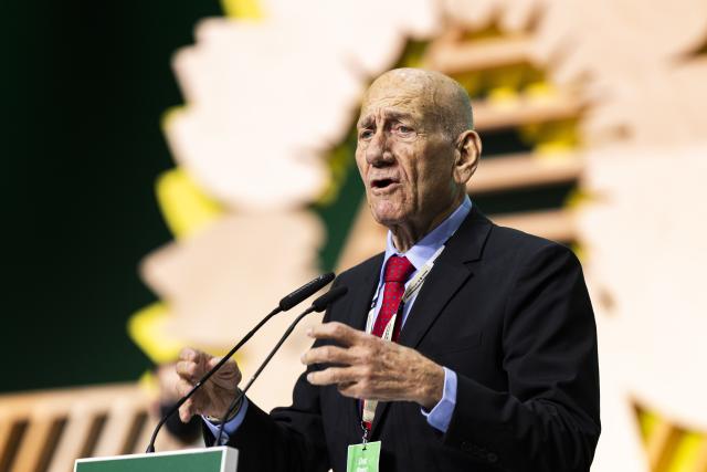 29 November 2025, Lower Saxony, Hanover: Former Israeli Prime Minister Ehud Olmert speaks at the exhibition hall during the federal party conference of of Alliance 90/The Greens. Photo: Michael Matthey/dpa