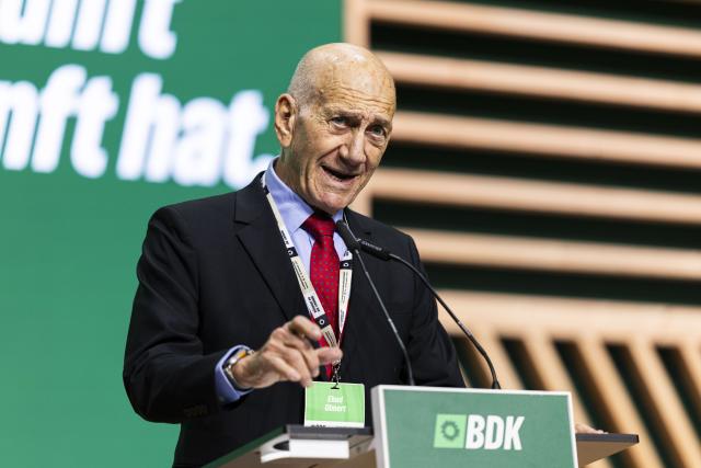 29 November 2025, Lower Saxony, Hanover: Former Israeli Prime Minister Ehud Olmert speaks at the exhibition hall during the federal party conference of of Alliance 90/The Greens. Photo: Michael Matthey/dpa