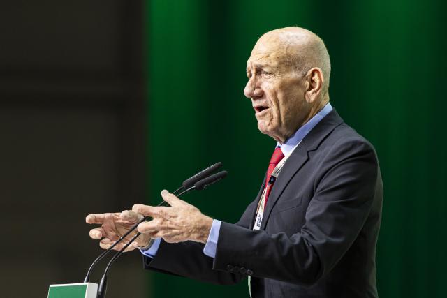 29 November 2025, Lower Saxony, Hanover: Former Israeli Prime Minister Ehud Olmert speaks at the exhibition hall during the federal party conference of of Alliance 90/The Greens. Photo: Michael Matthey/dpa