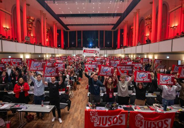 29 November 2025, Baden-Wuerttemberg, Mannheim: Delegates of the Young Socialists (Jusos) hold signs against the AfD and the founding of the "Generation Germany" party on the second day of the national congress in Mannheim. Photo: Harald Tittel/dpa