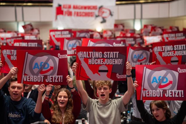 29 November 2025, Baden-Wuerttemberg, Mannheim: Delegates of the Young Socialists (Jusos) hold signs against the AfD and the founding of the "Generation Germany" party on the second day of the national congress in Mannheim. Photo: Harald Tittel/dpa