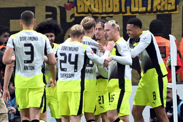 29 November 2025, North Rhine-Westphalia, Leverkusen: Borussia Dortmund's Karim Adeyemi (2nd L) celebrates scoring his side's second goal with teammates during the German Bundesliga soccer match between Bayer Leverkusen and Borussia Dortmund at BayArena. Photo: Federico Gambarini/dpa - WICHTIGER HINWEIS: Gemäß den Vorgaben der DFL Deutsche Fußball Liga bzw. des DFB Deutscher Fußball-Bund ist es untersagt, in dem Stadion und/oder vom Spiel angefertigte Fotoaufnahmen in Form von Sequenzbildern und/oder videoähnlichen Fotostrecken zu verwerten bzw. verwerten zu lassen.