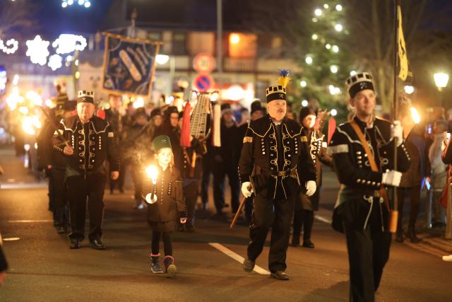 29 November 2025, Saxony-Anhalt, Bad Suderode: Members of traditional associations from central Germany parade through the festively decorated mining town of Bad Suderode to pay their respects to the miners. Photo: Matthias Bein/dpa