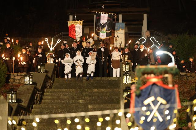 29 November 2025, Saxony-Anhalt, Bad Suderode: Members of traditional associations from central Germany stand in the spa gardens after the mining parade through the festively decorated mining town of Bad Suderode to pay their respects to the miners. Photo: Matthias Bein/dpa