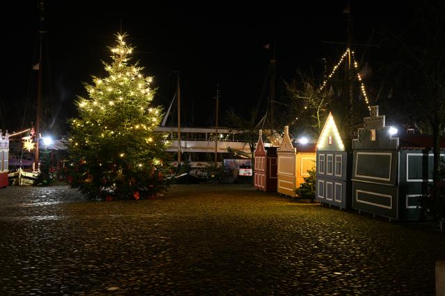 30 November 2025, Leer: The 'Wiehnachtsmarkt achter d'Waag' remains dormant. The Christmas market traditionally takes place on the four Sundays of Advent and stretches from the museum harbor to the Garrelschen Garten, opening from 2 pm to 7 pm. Photo: Lars Penning/dpa