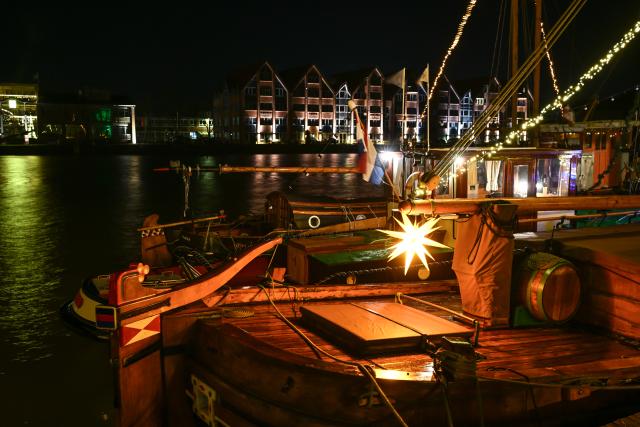 30 November 2025, Leer: Boats decorated for Christmas are moored in the harbor in dry weather. Photo: Lars Penning/dpa