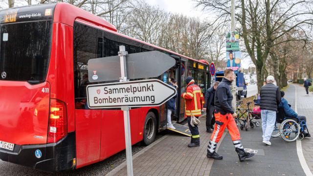 30 November 2025, Schleswig-Holstein, Kiel-Gaarden: Residents of a care facility are transported on a bus marked "Evacuation" to the assembly point at a school before the defusing of a 500-kilogram American World War II bomb. Photo: Markus Scholz/dpa