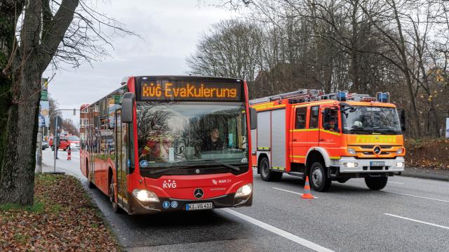 30 November 2025, Schleswig-Holstein, Kiel-Gaarden: Residents of a care facility are transported on a bus marked "Evacuation" to the assembly point at a school before the defusing of a 500-kilogram American World War II bomb. Photo: Markus Scholz/dpa