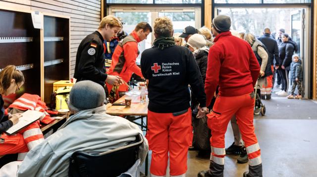 30 November 2025, Schleswig-Holstein, Kiel-Gaarden: Residents of the Gaarden-Ost district register at a collection point before the defusing of a 500-kilogram American World War II bomb. Photo: Markus Scholz/dpa