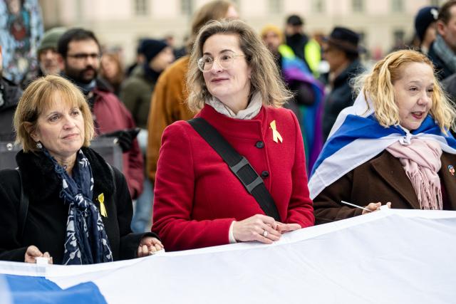 30 November 2025, Berlin: German Poltician Karoline Preisler (C) stands with participants at the pro Israel "March of Women with Karoline Preisler" demonstration in Berlin. Photo: Fabian Sommer/dpa