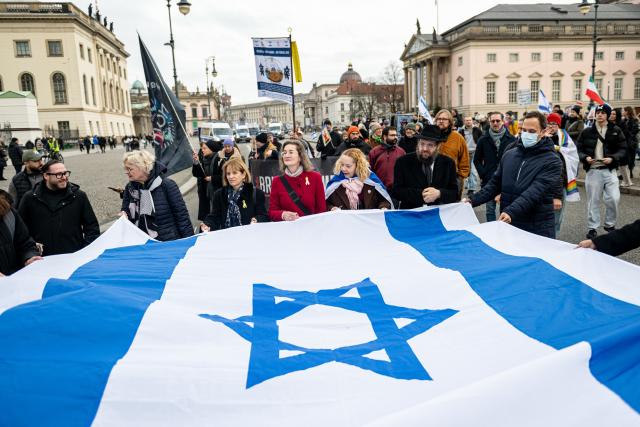 30 November 2025, Berlin: German Poltician Karoline Preisler (4th R) and Rabbi Yehuda Teichtal (2nd R), take part in the pro Israel "March of Women with Karoline Preisler" demonstration in Berlin. Photo: Fabian Sommer/dpa