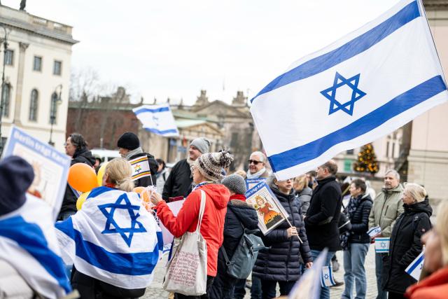 30 November 2025, Berlin: People take part in the pro Israel "March of Women with Karoline Preisler" demonstration in Berlin. Photo: Fabian Sommer/dpa