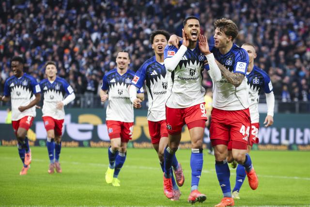 30 November 2025, Hamburg: Hamburger's Robert Glatzel (C) celebrates scoring his side's first goal during the German Bundesliga soccer match between Hamburger SV and VfB Stuttgart at the Volksparkstadion. Photo: Christian Charisius/dpa - IMPORTANT NOTICE: DFL and DFB regulations prohibit any use of photographs as image sequences and/or quasi-video.