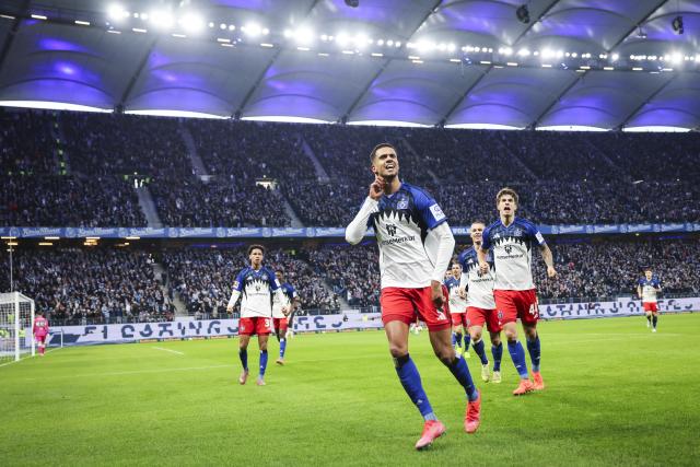 30 November 2025, Hamburg: Hamburger's Robert Glatzel (C) celebrates scoring his side's goal during the German Bundesliga soccer match between Hamburger SV and VfB Stuttgart at the Volksparkstadion. Photo: Christian Charisius/dpa - IMPORTANT NOTICE: DFL and DFB regulations prohibit any use of photographs as image sequences and/or quasi-video.