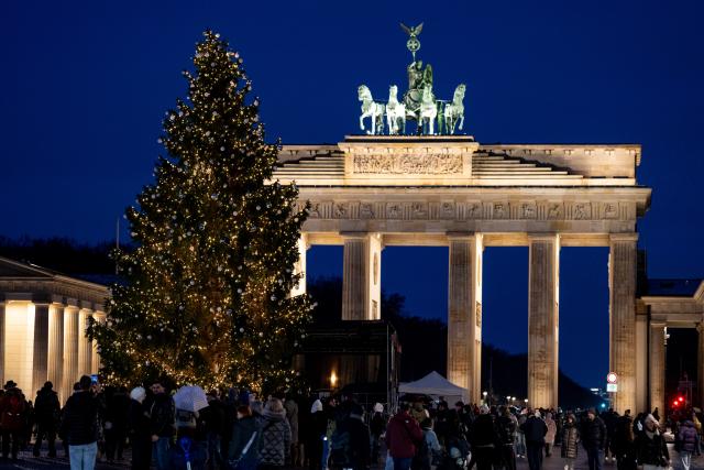 30 November 2025, Berlin: The Christmas tree at the Brandenburg Gate lights up in the evening. Photo: Fabian Sommer/dpa