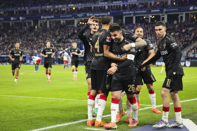 30 November 2025, Hamburg: Stuttgart's Deniz Undav (C) celebrates with teammates after scoring his side's first goal during the German Bundesliga soccer match between Hamburger SV and VfB Stuttgart at the Volksparkstadion. Photo: Christian Charisius/dpa - IMPORTANT NOTICE: DFL and DFB regulations prohibit any use of photographs as image sequences and/or quasi-video.