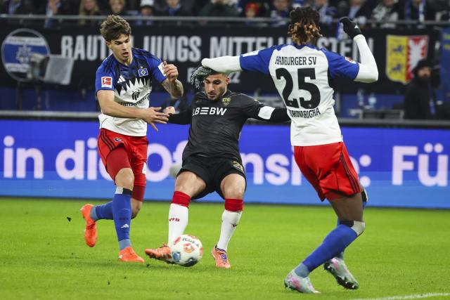 30 November 2025, Hamburg: Stuttgart's Deniz Undav (C) scores his side's first goal during the German Bundesliga soccer match between Hamburger SV and VfB Stuttgart at the Volksparkstadion. Photo: Christian Charisius/dpa - IMPORTANT NOTICE: DFL and DFB regulations prohibit any use of photographs as image sequences and/or quasi-video.