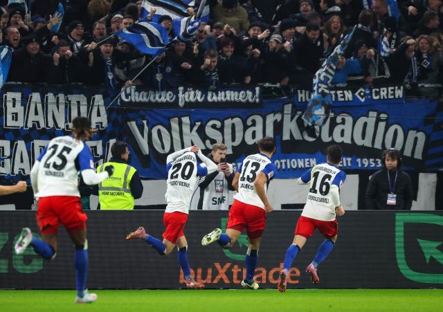 30 November 2025, Hamburg: Hamburger's Fabio Daniel Ferreira Vieira (C) celebrates scoring his side's second goal with teammates during the German Bundesliga soccer match between Hamburger SV and VfB Stuttgart at the Volksparkstadion. Photo: Christian Charisius/dpa - IMPORTANT NOTICE: DFL and DFB regulations prohibit any use of photographs as image sequences and/or quasi-video.