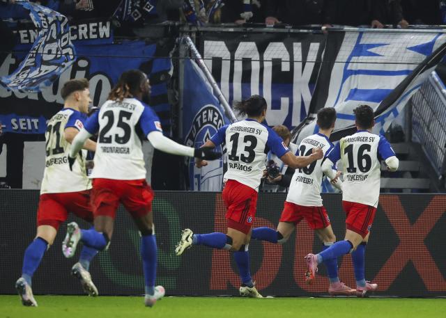 30 November 2025, Hamburg: Hamburger's Fabio Daniel Ferreira Vieira (2nd R) celebrates scoring his side's second goal with teammates during the German Bundesliga soccer match between Hamburger SV and VfB Stuttgart at the Volksparkstadion. Photo: Christian Charisius/dpa - IMPORTANT NOTICE: DFL and DFB regulations prohibit any use of photographs as image sequences and/or quasi-video.
