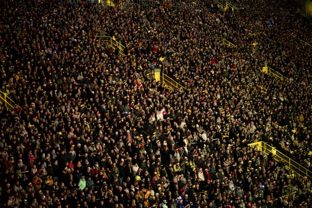 30 November 2025, North Rhine-Westphalia, Dortmund: The BVB choir sings the Christmas carol in the stands of the Signal Iduna Park. More than 70,000 people are expected t
o attend "Dortmund sings Christmas carols". Photo: Fabian Strauch/dpa