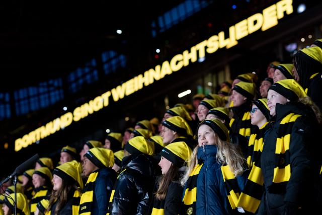 30 November 2025, North Rhine-Westphalia, Dortmund: The BVB choir sings the Christmas carol in the stands of the Signal Iduna Park. More than 70,000 people are expected t
o attend "Dortmund sings Christmas carols". Photo: Fabian Strauch/dpa