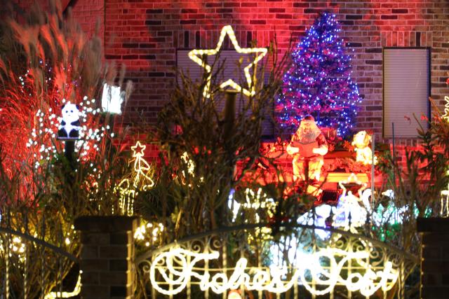 30 November 2025, Saxony-Anhalt, Gatersleben: Light installations are seen in the front garden of the Lange family's Christmas house. The house is traditionally decorated with thousands of colorful lights during the Advent season. Photo: Matthias Bein/dpa