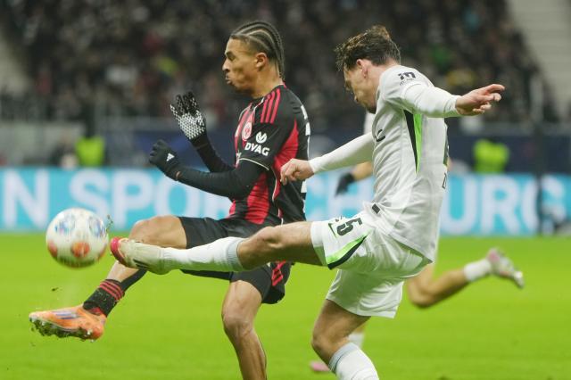 30 November 2025, Hesse, Frankfurt/M.: Eintracht Frankfurt's Jean Bahoya (L) and Wolfsburg's Aaron Zehnter battle for the ball during the German Bundesliga soccer match between Eintracht Frankfurt and VfL Wolfsburg at the Deutsche Bank Park. Photo: Thomas Frey/dpa - IMPORTANT NOTICE: DFL and DFB regulations prohibit any use of photographs as image sequences and/or quasi-video.