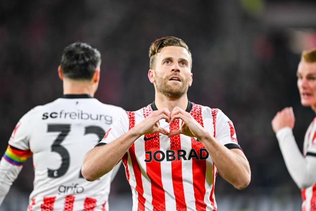 30 November 2025, Baden-Württemberg, Freiburg im Breisgau: Freiburg's Lucas Hoeler celebrates after scoring a goal that was ruled out for an offside during the German Bundesliga soccer match between SC Freiburg and FSV Mainz 05 at Europa-Park Stadium. Photo: Harry Langer/dpa - IMPORTANT NOTICE: DFL and DFB regulations prohibit any use of photographs as image sequences and/or quasi-video.