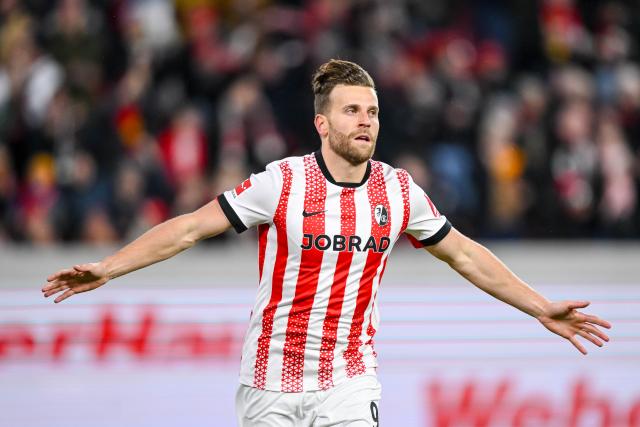 30 November 2025, Baden-Württemberg, Freiburg im Breisgau: Freiburg's Lucas Hoeler celebrates after scoring a goal that was ruled out for an offside during the German Bundesliga soccer match between SC Freiburg and FSV Mainz 05 at Europa-Park Stadium. Photo: Harry Langer/dpa - IMPORTANT NOTICE: DFL and DFB regulations prohibit any use of photographs as image sequences and/or quasi-video.