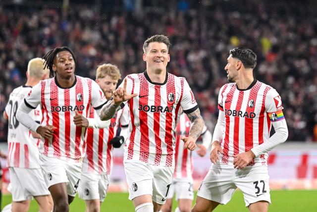 30 November 2025, Baden-Württemberg, Freiburg im Breisgau: Freiburg's Lukas Kuebler celebrates scoring his side's first goal with his teammates during the German Bundesliga soccer match between SC Freiburg and FSV Mainz 05 at Europa-Park Stadium. Photo: Harry Langer/dpa - IMPORTANT NOTICE: DFL and DFB regulations prohibit any use of photographs as image sequences and/or quasi-video.
