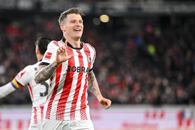 30 November 2025, Baden-Württemberg, Freiburg im Breisgau: Freiburg's Lukas Kuebler celebrates scoring his side's first goal during the German Bundesliga soccer match between SC Freiburg and FSV Mainz 05 at Europa-Park Stadium. Photo: Harry Langer/dpa - IMPORTANT NOTICE: DFL and DFB regulations prohibit any use of photographs as image sequences and/or quasi-video.