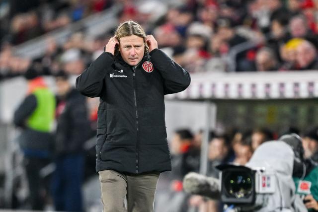 30 November 2025, Baden-Württemberg, Freiburg im Breisgau: Mainz coach Bo Henriksen reacts during the German Bundesliga soccer match between SC Freiburg and FSV Mainz 05 at Europa-Park Stadium. Photo: Harry Langer/dpa - IMPORTANT NOTICE: DFL and DFB regulations prohibit any use of photographs as image sequences and/or quasi-video.