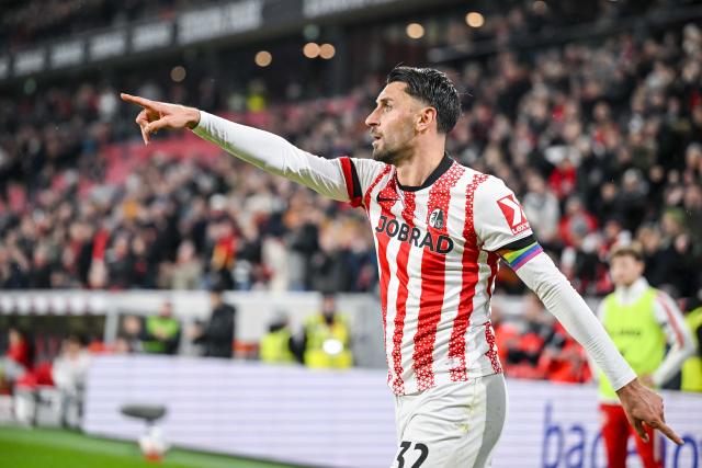 30 November 2025, Baden-Württemberg, Freiburg im Breisgau: Freiburg's Vincenzo Grifo celebrates scoring his side's second goal during the German Bundesliga soccer match between SC Freiburg and FSV Mainz 05 at Europa-Park Stadium. Photo: Harry Langer/dpa - IMPORTANT NOTICE: DFL and DFB regulations prohibit any use of photographs as image sequences and/or quasi-video.