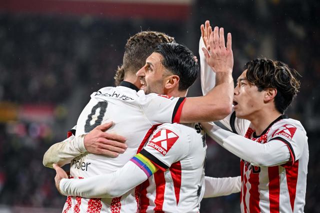 30 November 2025, Baden-Württemberg, Freiburg im Breisgau: Freiburg's Vincenzo Grifo celebrates scoring his side's second goal with his teammates during the German Bundesliga soccer match between SC Freiburg and FSV Mainz 05 at Europa-Park Stadium. Photo: Harry Langer/dpa - IMPORTANT NOTICE: DFL and DFB regulations prohibit any use of photographs as image sequences and/or quasi-video.