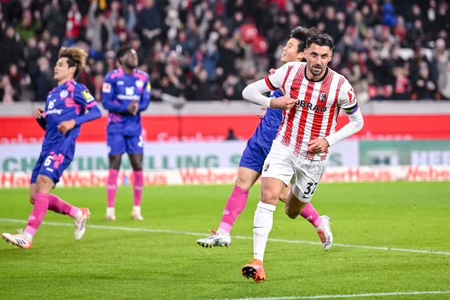 30 November 2025, Baden-Württemberg, Freiburg im Breisgau: Freiburg's Vincenzo Grifo celebrates scoring his side's second goal during the German Bundesliga soccer match between SC Freiburg and FSV Mainz 05 at Europa-Park Stadium. Photo: Harry Langer/dpa - IMPORTANT NOTICE: DFL and DFB regulations prohibit any use of photographs as image sequences and/or quasi-video.