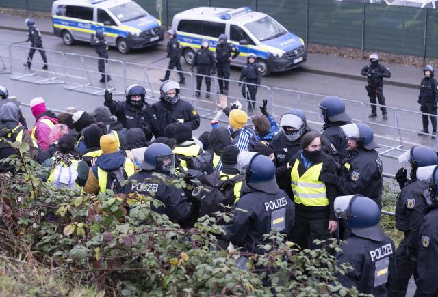 29 November 2025, Hesse, Giessen: Police officers cordon off a group of demonstrators near the assembly hall in Giessen.  Several thousand demonstrators protested against the founding of a new AfD youth organization on Saturday. Its predecessor, Junge Alternative, which had been classified as right-wing extremist, had dissolved itself. Photo: Boris Roessler/dpa