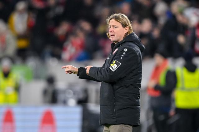 30 November 2025, Baden-Württemberg, Freiburg im Breisgau: Mainz coach Bo Henriksen gestures during the German Bundesliga soccer match between SC Freiburg and FSV Mainz 05 at Europa-Park Stadium. Photo: Harry Langer/dpa - IMPORTANT NOTICE: DFL and DFB regulations prohibit any use of photographs as image sequences and/or quasi-video.