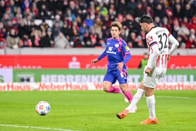 30 November 2025, Baden-Württemberg, Freiburg im Breisgau: Freiburg's Vincenzo Grifo scores his side's second goal during the German Bundesliga soccer match between SC Freiburg and FSV Mainz 05 at Europa-Park Stadium. Photo: Harry Langer/dpa - IMPORTANT NOTICE: DFL and DFB regulations prohibit any use of photographs as image sequences and/or quasi-video.