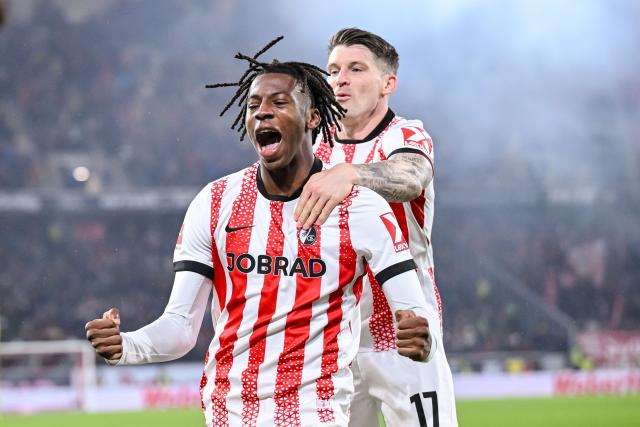 30 November 2025, Baden-Württemberg, Freiburg im Breisgau: Freiburg's Johan Manzambi celebrates scoring his side's third goal with his teammate Lukas Kuebler during the German Bundesliga soccer match between SC Freiburg and FSV Mainz 05 at Europa-Park Stadium. Photo: Harry Langer/dpa - IMPORTANT NOTICE: DFL and DFB regulations prohibit any use of photographs as image sequences and/or quasi-video.