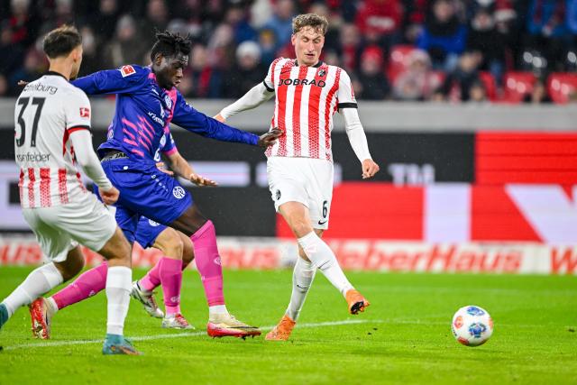 30 November 2025, Baden-Württemberg, Freiburg im Breisgau: Freiburg's Patrick Osterhage scores his side's fourth goal during the German Bundesliga soccer match between SC Freiburg and FSV Mainz 05 at Europa-Park Stadium. Photo: Harry Langer/dpa - IMPORTANT NOTICE: DFL and DFB regulations prohibit any use of photographs as image sequences and/or quasi-video.