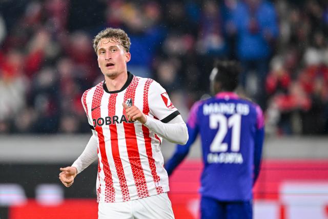 30 November 2025, Baden-Württemberg, Freiburg im Breisgau: Freiburg's Patrick Osterhage celebrates scoring his side's fourth goal during the German Bundesliga soccer match between SC Freiburg and FSV Mainz 05 at Europa-Park Stadium. Photo: Harry Langer/dpa - IMPORTANT NOTICE: DFL and DFB regulations prohibit any use of photographs as image sequences and/or quasi-video.