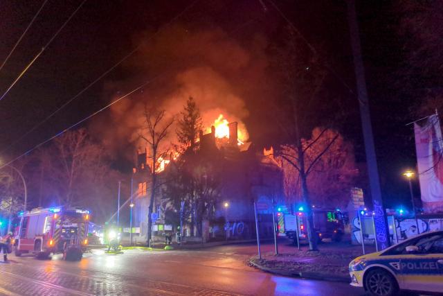 01 December 2025, Brandenburg, Potsdam: The fire department extinguishes a fire in a four-storey villa in Berliner Strasse. Photo: Udo Janke/NEWS5/dpa