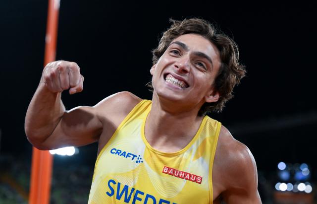 FILED - 20 August 2022, Bavaria, Munich: Sweden's Armand 'Mondo' Duplantis celebrates winning gold in the men's pole vault final at the European Championships at the Olympic Stadium. Photo: Sven Hoppe/dpa