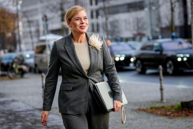 01 December 2025, Berlin: Julia Kloeckner, President of the Bundestag, arrives at the meeting of the CDU Federal Presidium in the Konrad Adenauer House. Photo: Kay Nietfeld/dpa