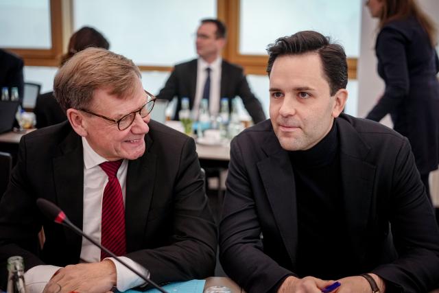 01 December 2025, Berlin: Johannes Winkel (R), Chairman of the Junge Union (JU), and Johann Wadephul, Germany's Foreign Minister, take part in the CDU Federal Executive Committee meeting at the Konrad Adenauer House. Photo: Kay Nietfeld/dpa