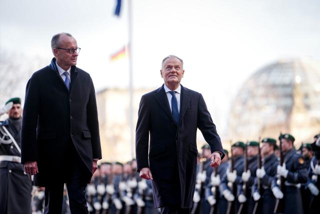 01 December 2025, Berlin: Germany's Chancellor Friedrich Merz (L) welcomes Donald Tusk, Poland's Prime Minister, with military honors in front of the German Chancellery during the German-Polish intergovernmental consultations. Photo: Kay Nietfeld/dpa